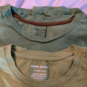 2 green Banana Republic Fitted Crew t shirts XL